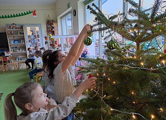 Grafika 5: 04.12.2025 Wspólne ubieranie choinki!