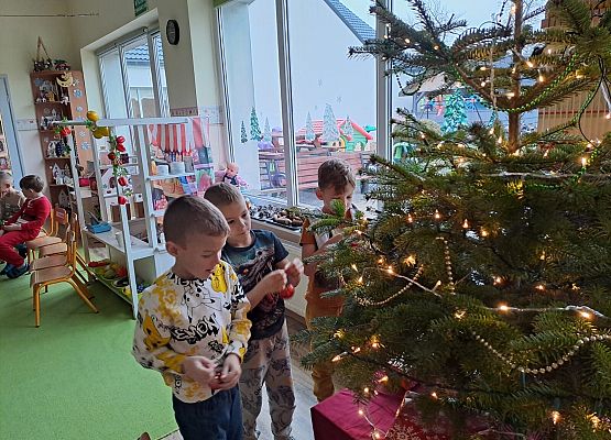 Grafika 10: 04.12.2025 Wspólne ubieranie choinki!