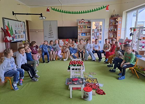 Grafika 16: 04.12.2025 Wspólne ubieranie choinki!