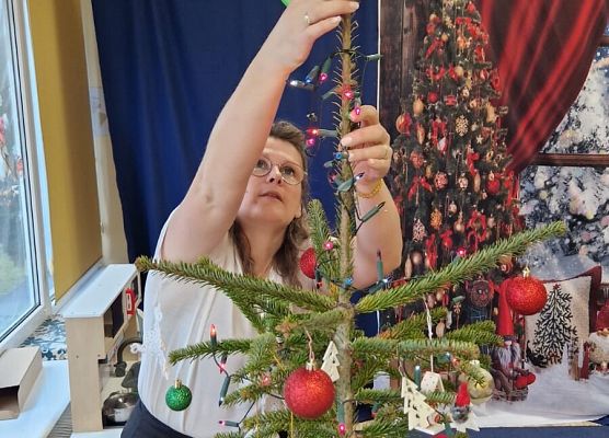 Grafika 17: 04.12.2025 Wspólne ubieranie choinki!