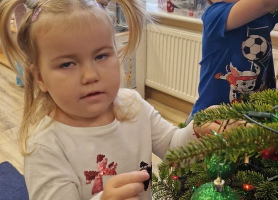 Grafika 22: 04.12.2025 Wspólne ubieranie choinki!