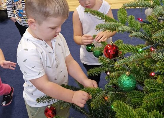 Grafika 24: 04.12.2025 Wspólne ubieranie choinki!