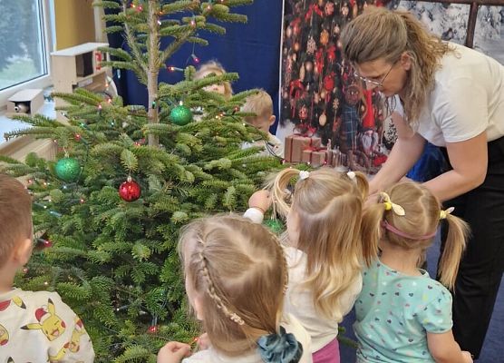 Grafika 26: 04.12.2025 Wspólne ubieranie choinki!