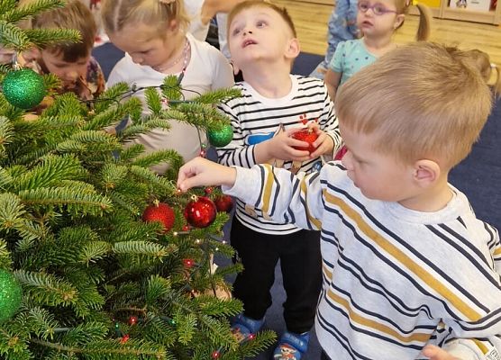 Grafika 28: 04.12.2025 Wspólne ubieranie choinki!