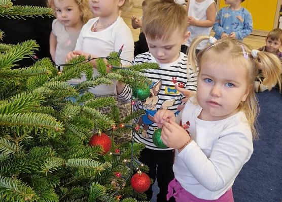 Grafika 32: 04.12.2025 Wspólne ubieranie choinki!