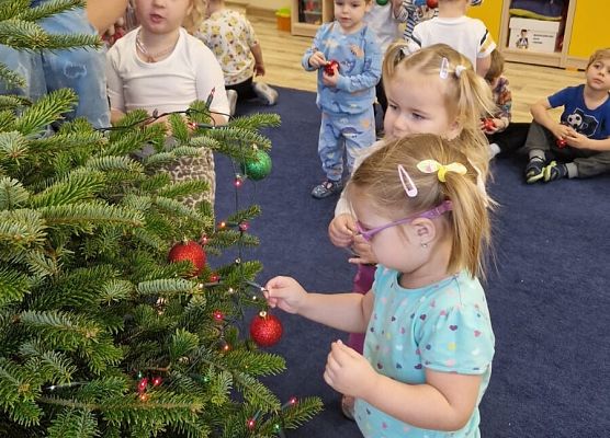 Grafika 35: 04.12.2025 Wspólne ubieranie choinki!