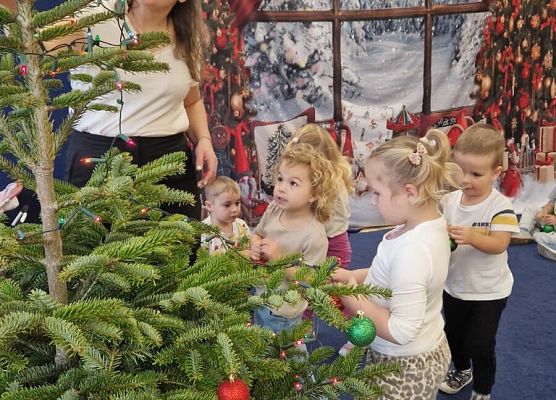 Grafika 36: 04.12.2025 Wspólne ubieranie choinki!
