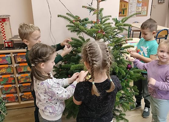 Grafika 37: 04.12.2025 Wspólne ubieranie choinki!
