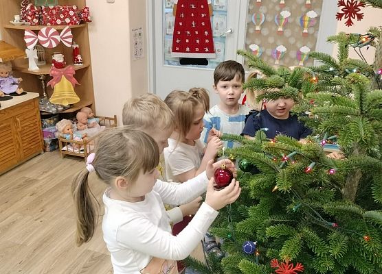 Grafika 41: 04.12.2025 Wspólne ubieranie choinki!