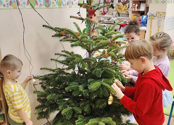 Grafika 42: 04.12.2025 Wspólne ubieranie choinki!