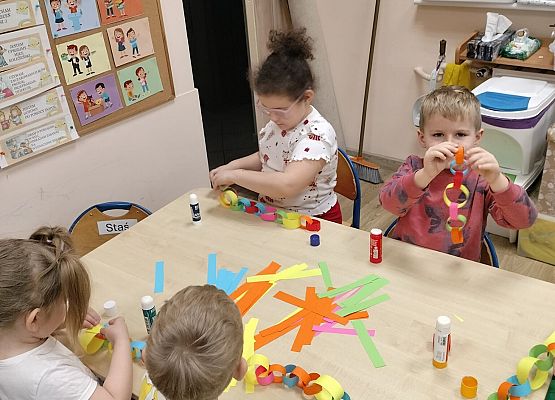 Grafika 48: 04.12.2025 Wspólne ubieranie choinki!