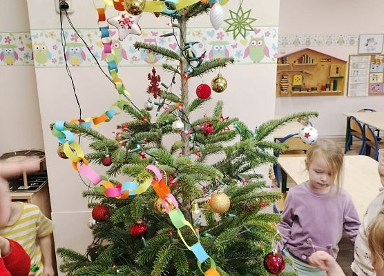 Grafika 50: 04.12.2025 Wspólne ubieranie choinki!