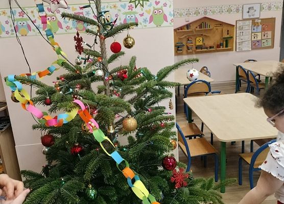 Grafika 54: 04.12.2025 Wspólne ubieranie choinki!