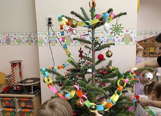 Grafika 55: 04.12.2025 Wspólne ubieranie choinki!