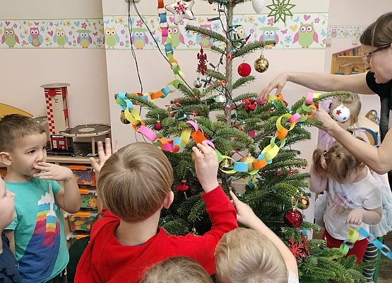 Grafika 58: 04.12.2025 Wspólne ubieranie choinki!