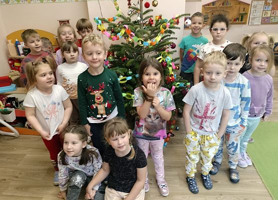 Grafika 59: 04.12.2025 Wspólne ubieranie choinki!