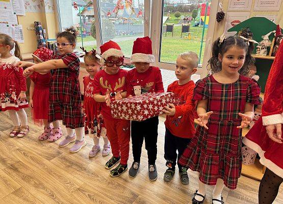 Grafika 21: Zabawa mikołajkowa i spotkanie z Mikołajem w naszym przedszkolu!