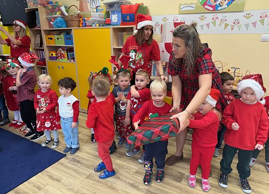 Grafika 24: Zabawa mikołajkowa i spotkanie z Mikołajem w naszym przedszkolu!