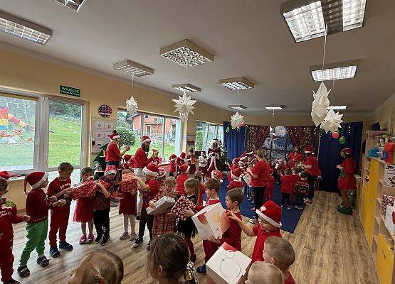 Grafika 38: Zabawa mikołajkowa i spotkanie z Mikołajem w naszym przedszkolu!