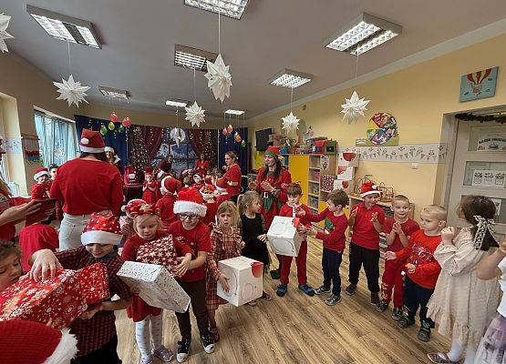 Grafika 40: Zabawa mikołajkowa i spotkanie z Mikołajem w naszym przedszkolu!
