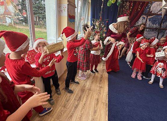 Grafika 44: Zabawa mikołajkowa i spotkanie z Mikołajem w naszym przedszkolu!