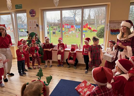 Grafika 49: Zabawa mikołajkowa i spotkanie z Mikołajem w naszym przedszkolu!