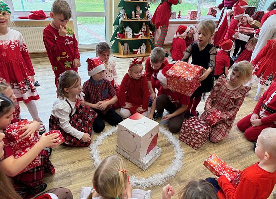 Grafika 54: Zabawa mikołajkowa i spotkanie z Mikołajem w naszym przedszkolu!