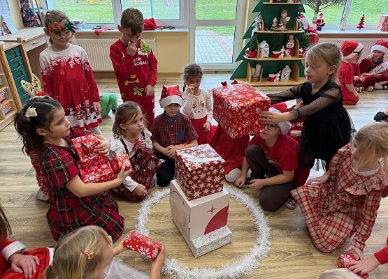 Grafika 55: Zabawa mikołajkowa i spotkanie z Mikołajem w naszym przedszkolu!