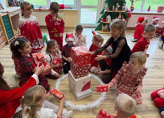 Grafika 56: Zabawa mikołajkowa i spotkanie z Mikołajem w naszym przedszkolu!