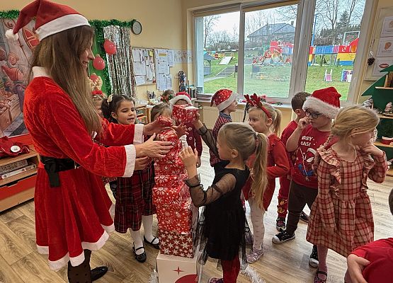 Grafika 66: Zabawa mikołajkowa i spotkanie z Mikołajem w naszym przedszkolu!