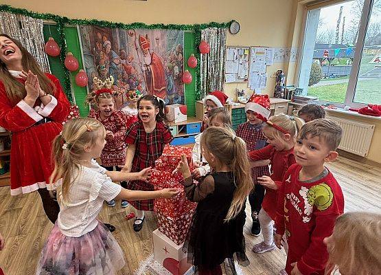 Grafika 65: Zabawa mikołajkowa i spotkanie z Mikołajem w naszym przedszkolu!
