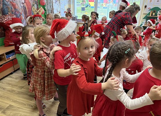 Grafika 120: Zabawa mikołajkowa i spotkanie z Mikołajem w naszym przedszkolu!