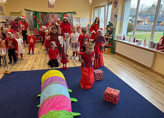 Grafika 71: Zabawa mikołajkowa i spotkanie z Mikołajem w naszym przedszkolu!