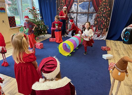 Grafika 75: Zabawa mikołajkowa i spotkanie z Mikołajem w naszym przedszkolu!