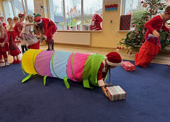 Grafika 77: Zabawa mikołajkowa i spotkanie z Mikołajem w naszym przedszkolu!