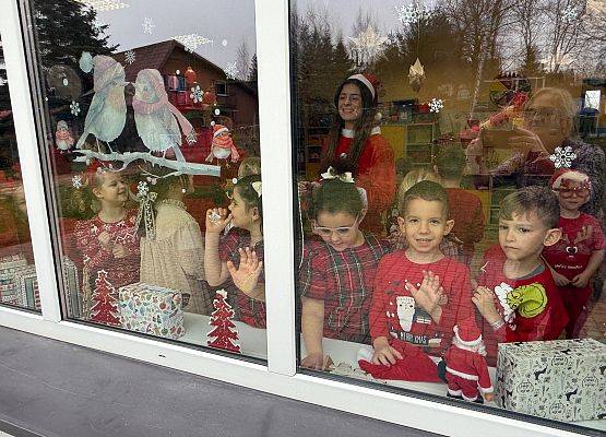 Grafika 93: Zabawa mikołajkowa i spotkanie z Mikołajem w naszym przedszkolu!