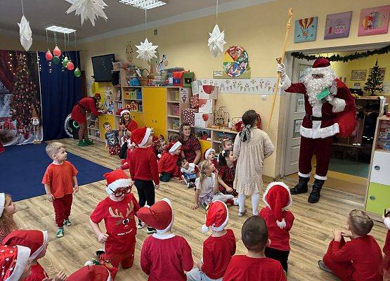 Grafika 95: Zabawa mikołajkowa i spotkanie z Mikołajem w naszym przedszkolu!