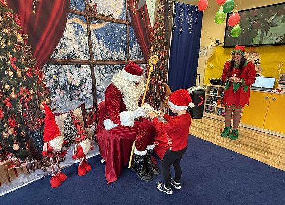 Grafika 98: Zabawa mikołajkowa i spotkanie z Mikołajem w naszym przedszkolu!