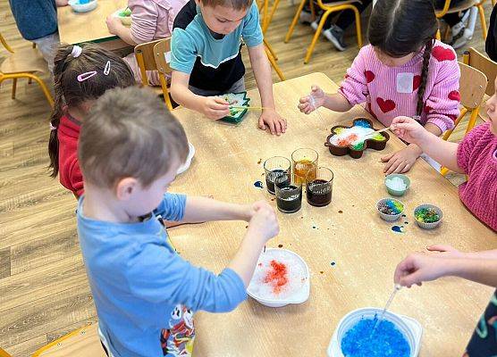 Zimowe eksperymenty ze śniegiem w naszym przedszkolu! grafika