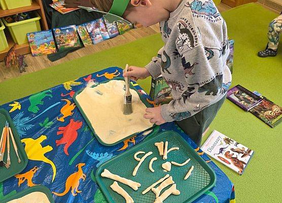 Grafika 9: 26.02.2026 Dzień Dinozaura gr II