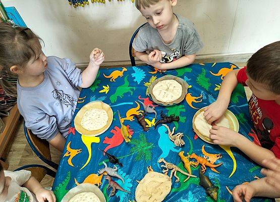 Grafika 45: 26.02.2026 Dzień Dinozaura gr II