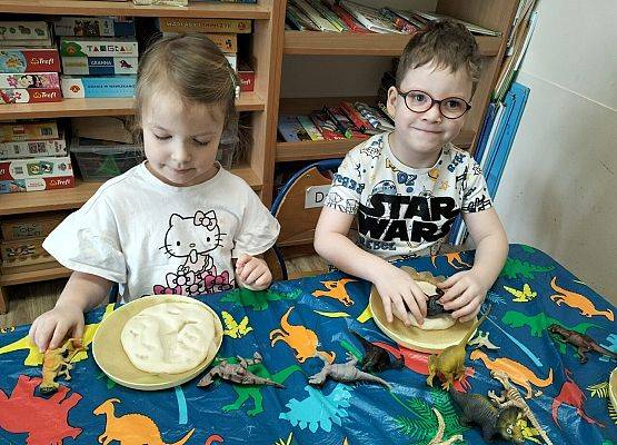 Grafika 40: 26.02.2026 Dzień Dinozaura gr II