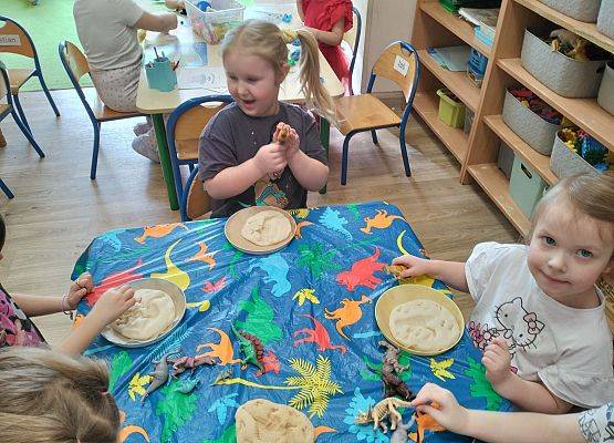 Grafika 42: 26.02.2026 Dzień Dinozaura gr II