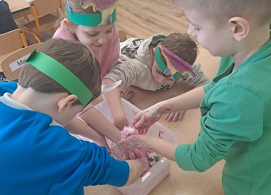 Grafika 6: 26.02.2026 Dzień Dinozaura gr III