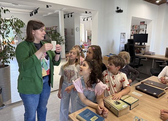 Grafika 15: 11.05.2026 Z wizytą w Bibliotece Publicznej w Wicku - gr III