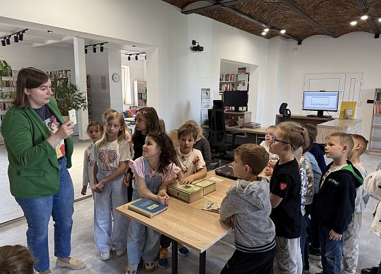 Grafika 16: 11.05.2026 Z wizytą w Bibliotece Publicznej w Wicku - gr III