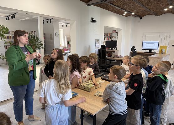 Grafika 17: 11.05.2026 Z wizytą w Bibliotece Publicznej w Wicku - gr III