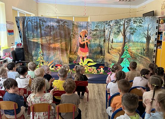 Grafika 3: 14.05.2026 Przedstawienie teatralne pt."W krainie bajek"
