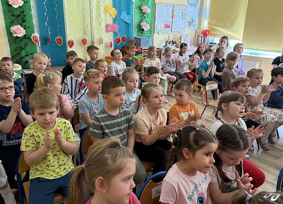 Grafika 9: 14.05.2026 Przedstawienie teatralne pt."W krainie bajek"