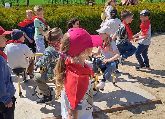 Grafika 33: 21.05.2026 Wycieczka Gr III - Park Rozrywki Czarogrody w Celbowie